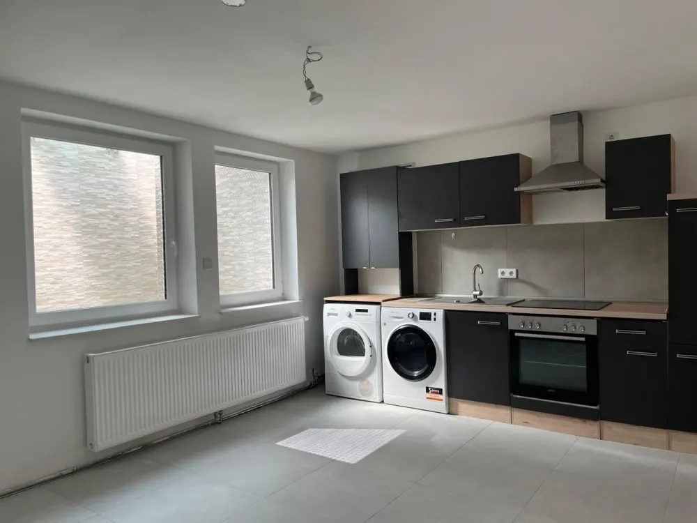 Freshly Renovated 2-Room Apartment, 39 m², Stuttgart-Feuerbach, Bright & Well Connected