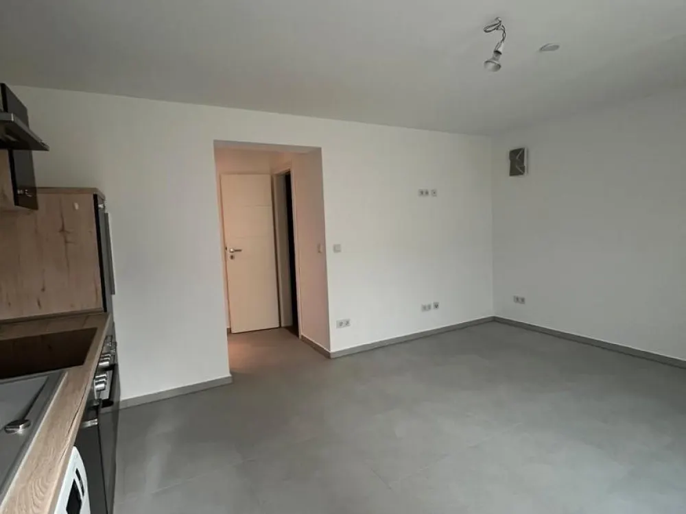 Freshly Renovated 2-Room Apartment, 39 m², Stuttgart-Feuerbach, Bright & Well Connected