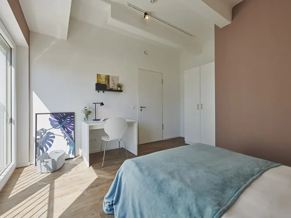 Furnished, bright 2-room apartment with 2 separate bedrooms (suitable for shared living)