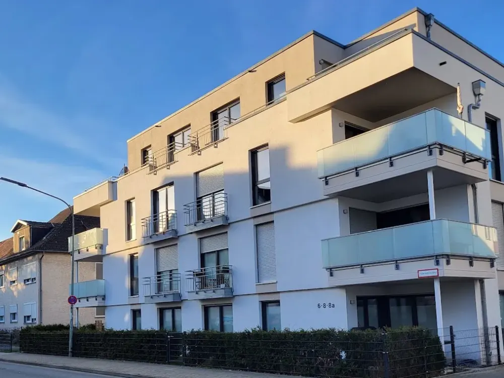 Modern, very bright penthouse apartment in the old Südstadt