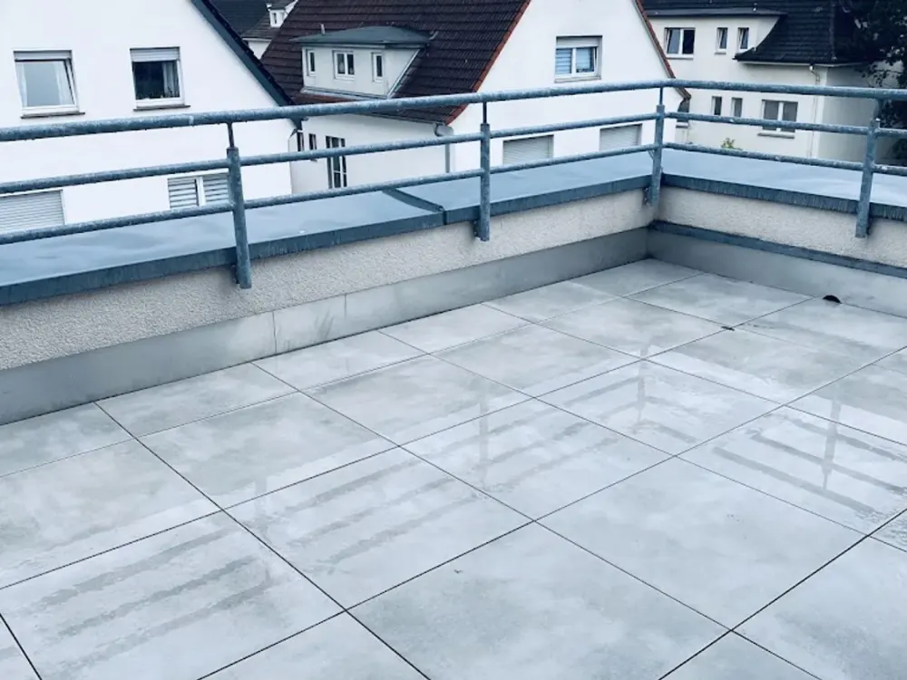 Modern, very bright penthouse apartment in the old Südstadt