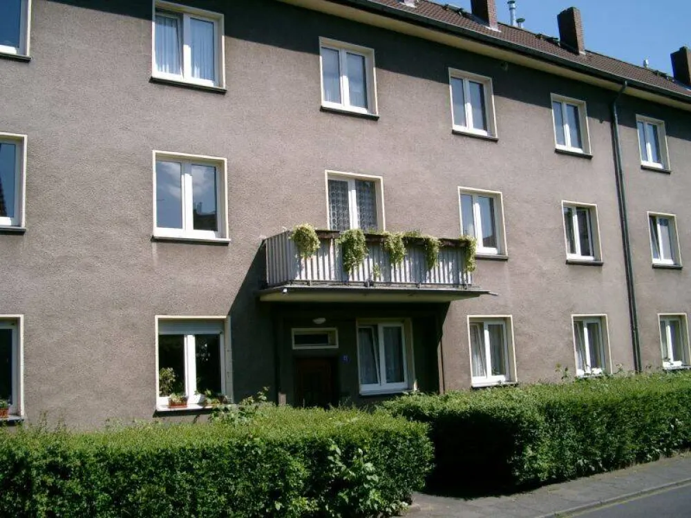 Cozy 2.5-Room Apartment with Loggia in Popular Location of Köln-Poll
