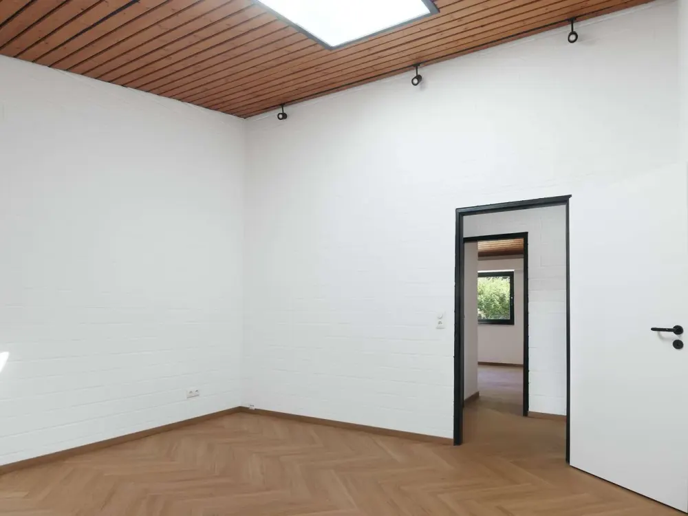 Stilvoll renovierte Erdgeschosswohnung mit Terrasse, Einbauküche und Stellplatz in Achim-Uesen