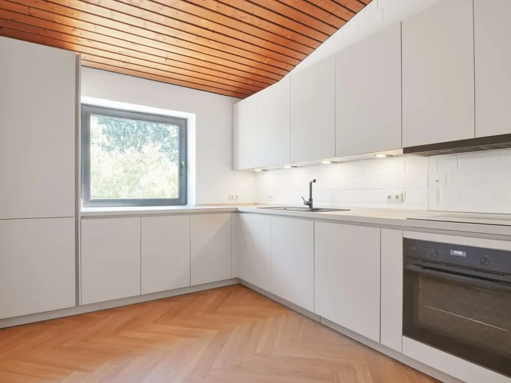 Stilvoll renovierte Erdgeschosswohnung mit Terrasse, Einbauküche und Stellplatz in Achim-Uesen