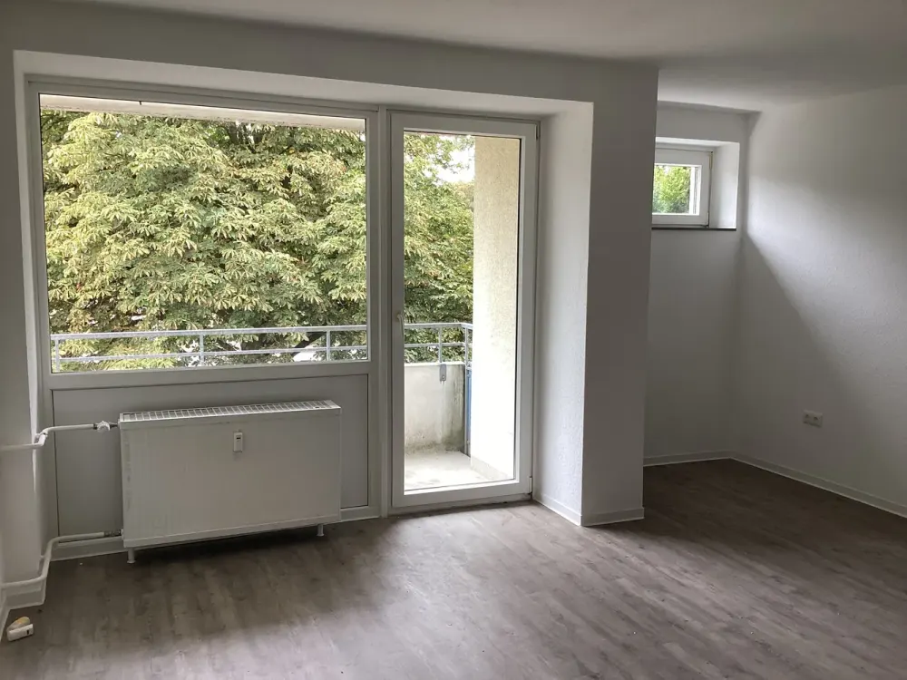 Freshly renovated 3.5-room apartment with approx. 78 m² and 2 balconies, immediately available