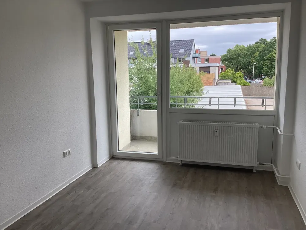 Freshly renovated 3.5-room apartment with approx. 78 m² and 2 balconies, immediately available