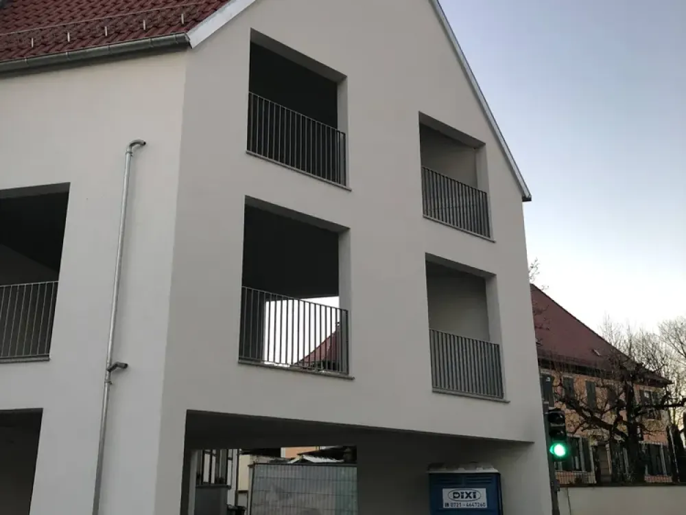 Schöne 3 Zimmer-DG-Whg mit großzügiger Loggia im ruhigen 6 Familienhaus