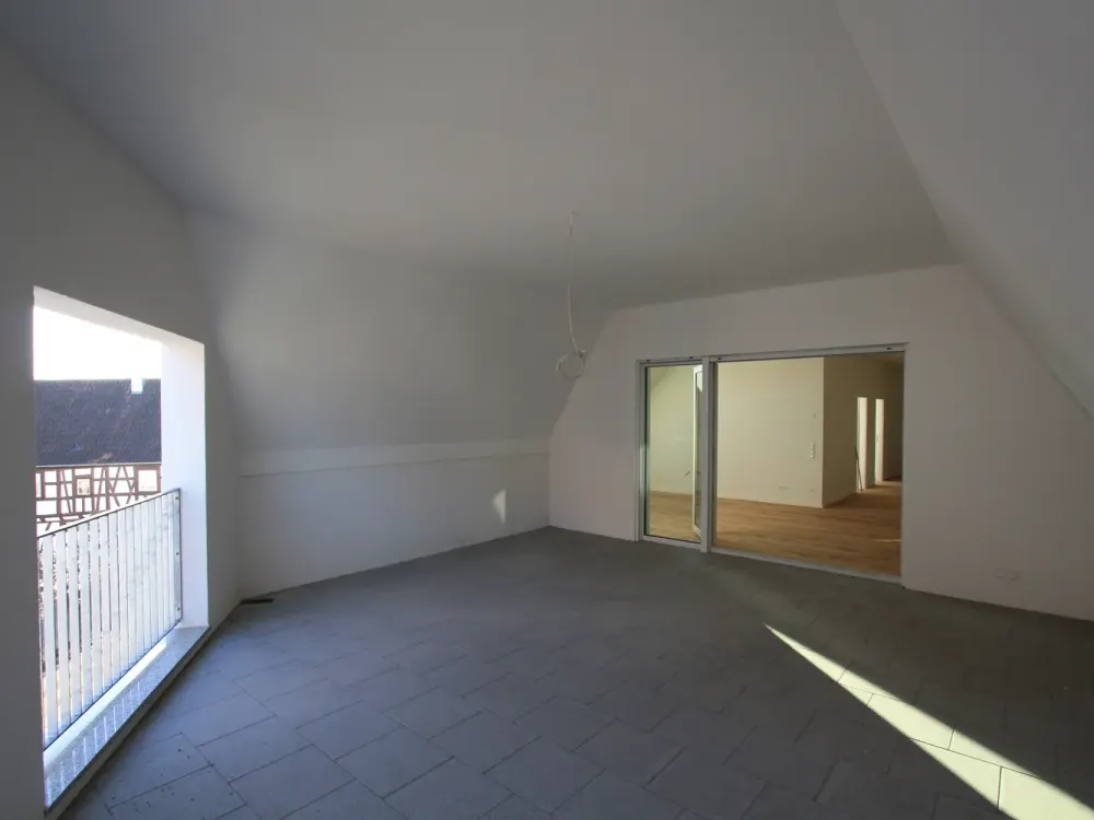 Schöne 3 Zimmer-DG-Whg mit großzügiger Loggia im ruhigen 6 Familienhaus