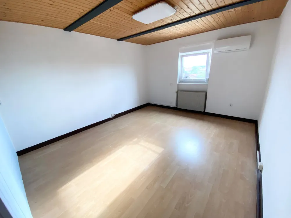Spacious 3-Room Apartment with Built-in Kitchen in Ensheim