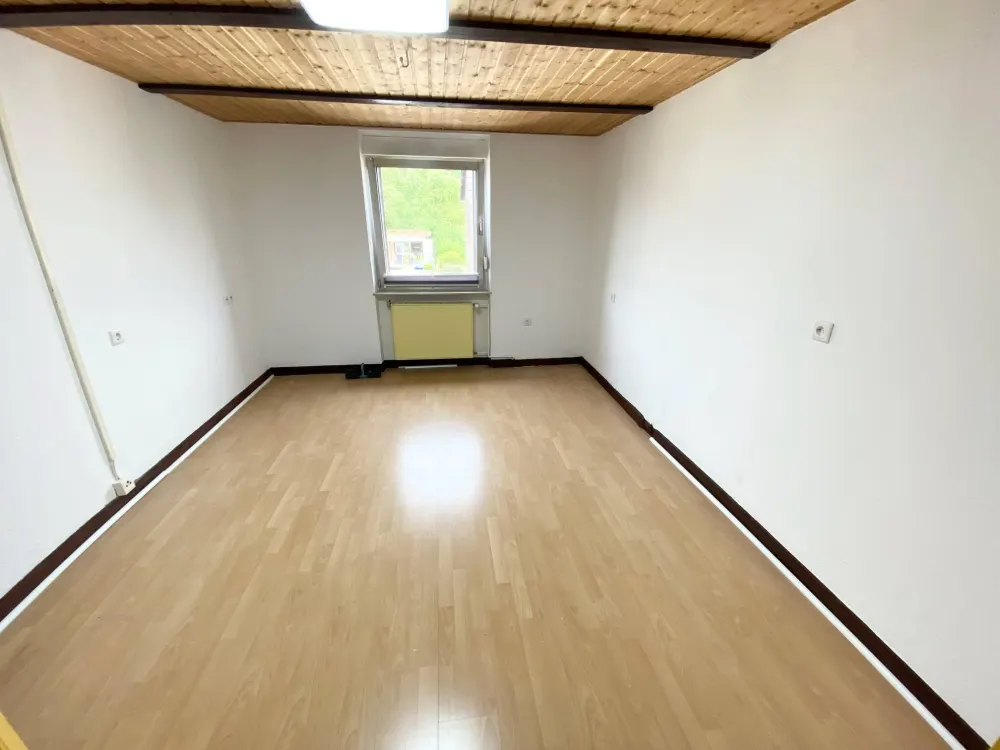 Spacious 3-Room Apartment with Built-in Kitchen in Ensheim