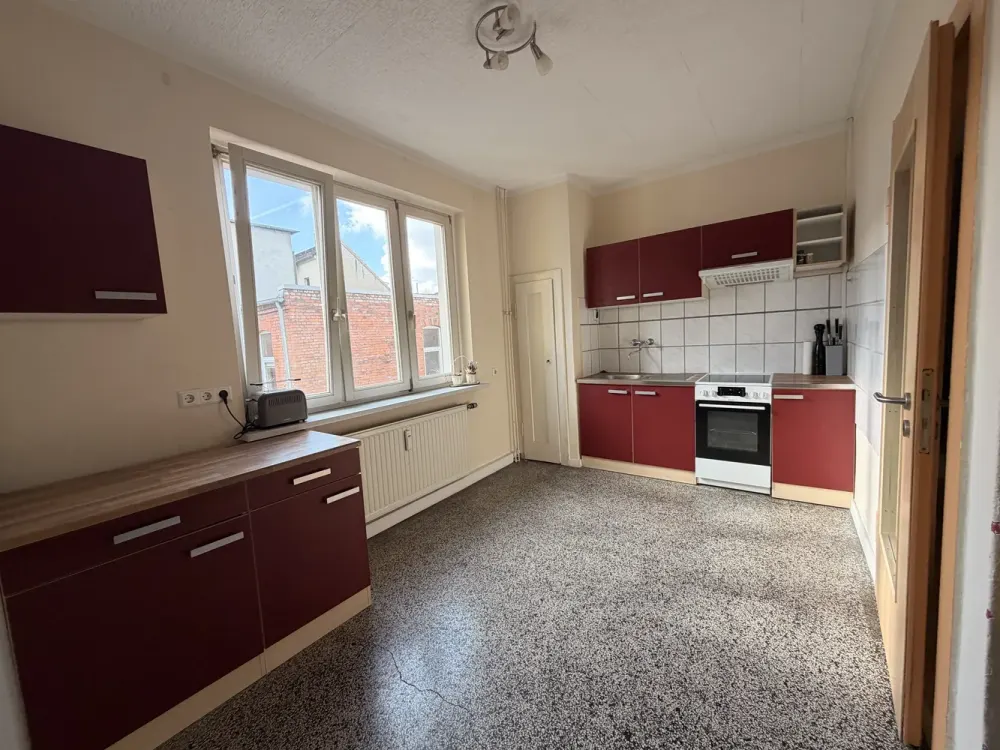 Well-maintained 2-room apartment with fitted kitchen directly on Lister Meile