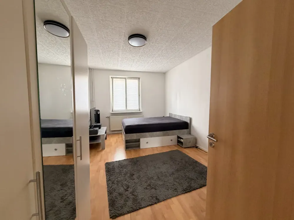 Well-maintained 2-room apartment with fitted kitchen directly on Lister Meile