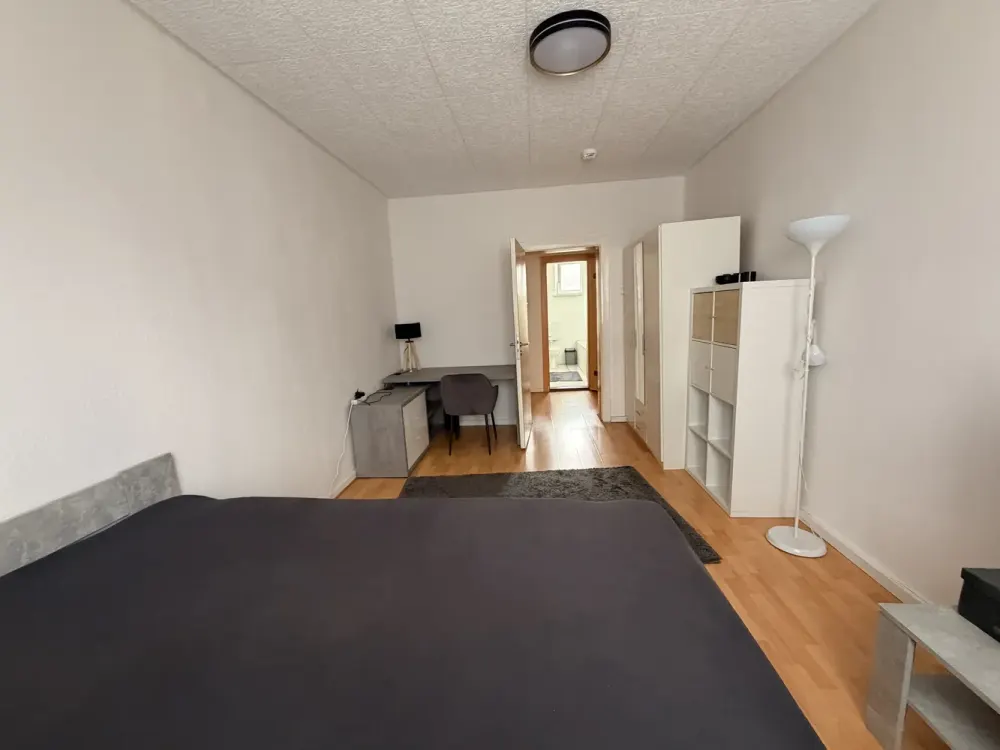 Well-maintained 2-room apartment with fitted kitchen directly on Lister Meile