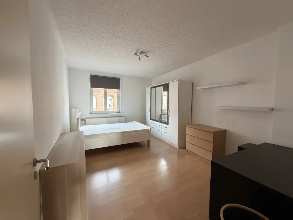 Well-maintained 2-room apartment with fitted kitchen directly on Lister Meile