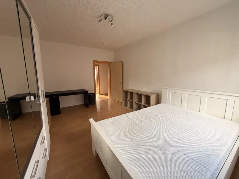 Well-maintained 2-room apartment with fitted kitchen directly on Lister Meile