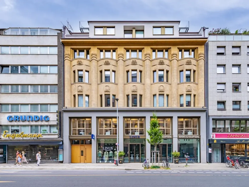 Representative, High-Quality 3-Room Apartment with Large Roof Terrace in the Heart of Düsseldorf
