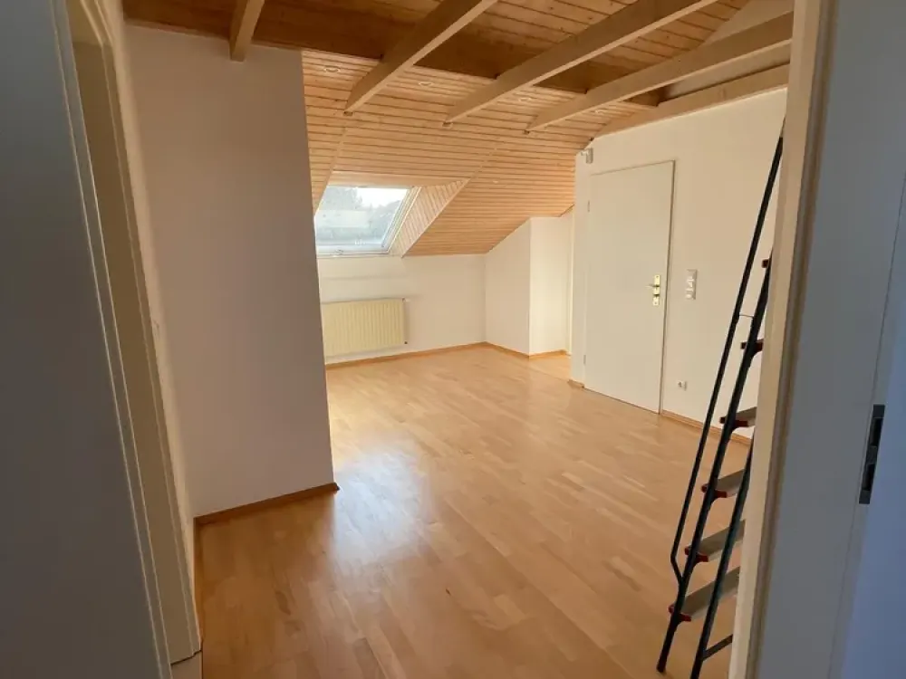 Bright 3.5-Room Attic Apartment with Plenty of Storage in Paderborn