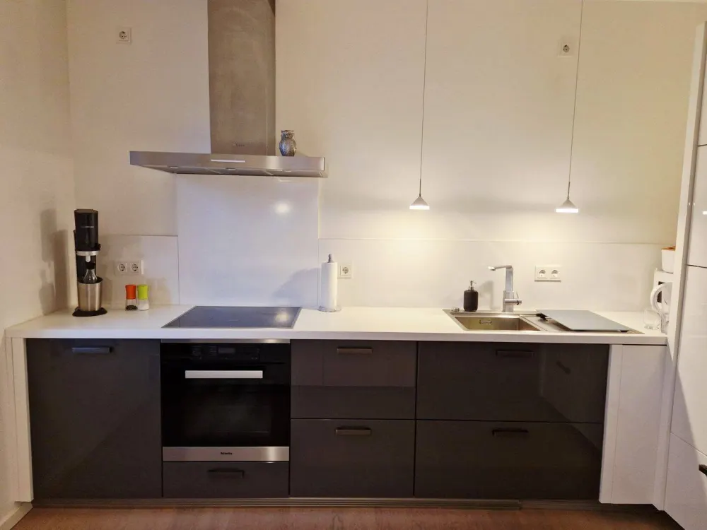 Modern, High-Quality 3-Room Apartment with Balcony, Fitted Kitchen & Parking Space