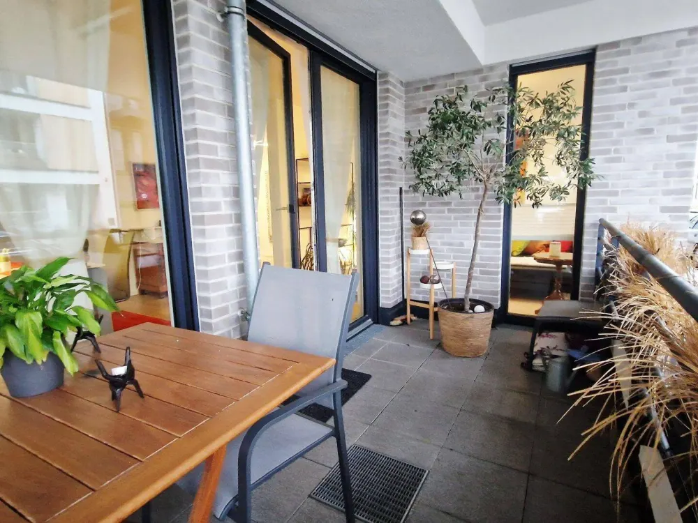Modern, High-Quality 3-Room Apartment with Balcony, Fitted Kitchen & Parking Space