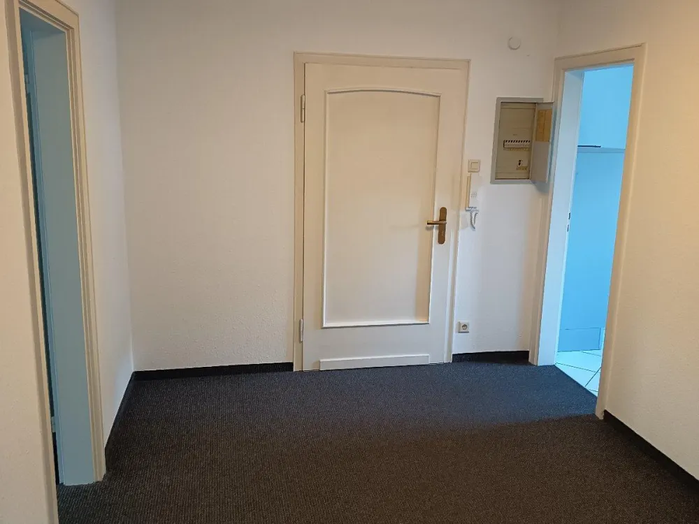 3-Room Non-Smoking Attic Apartment in Well-Maintained Old Building
