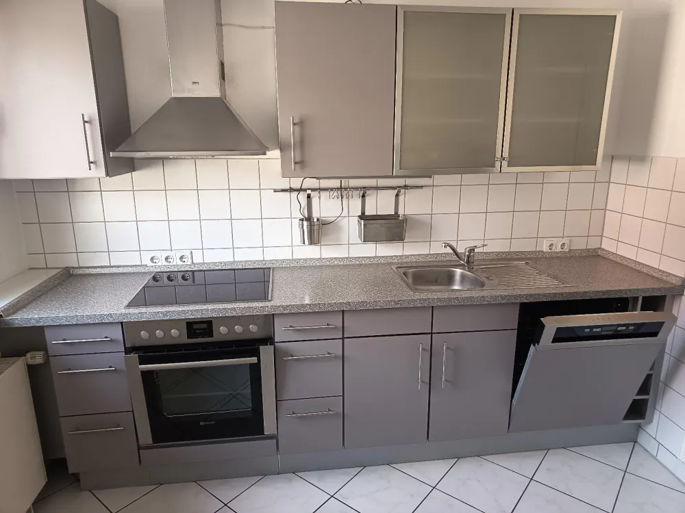 3-Room Non-Smoking Attic Apartment in Well-Maintained Old Building