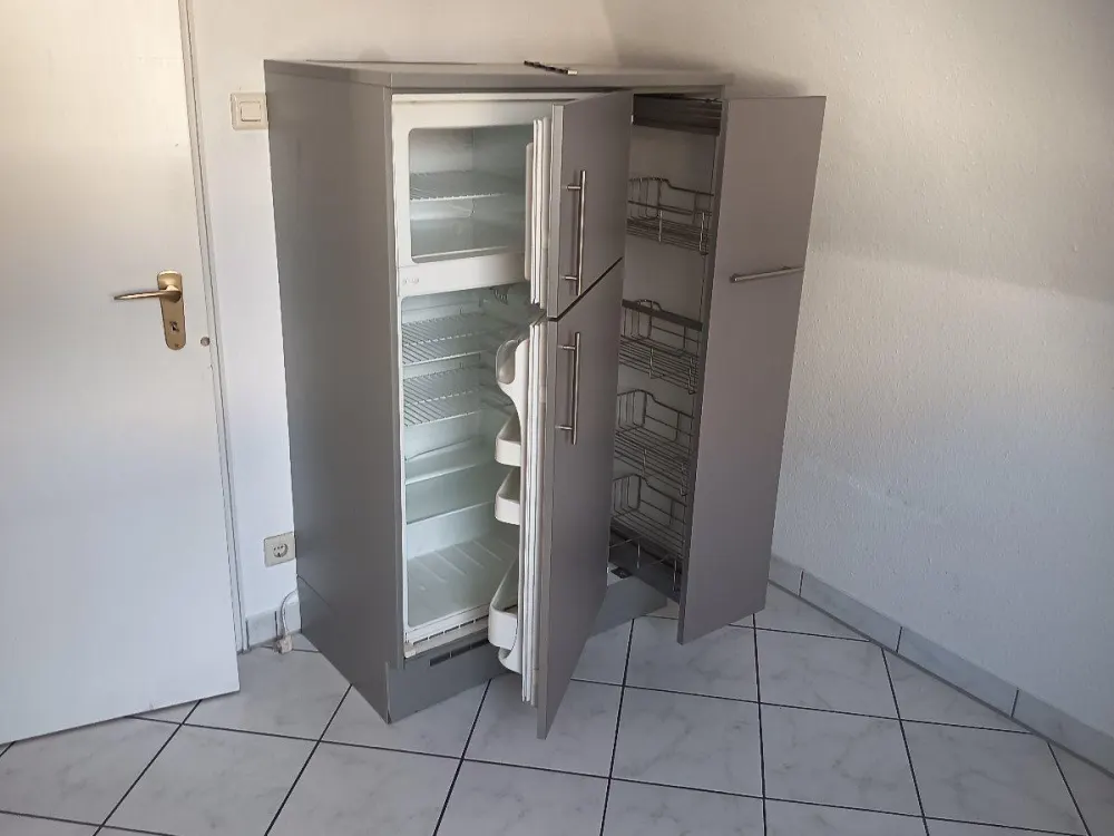 3-Room Non-Smoking Attic Apartment in Well-Maintained Old Building