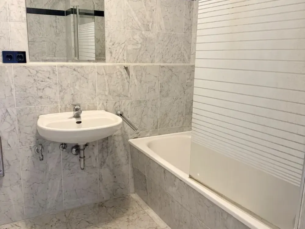 Bright and Cozy 3-Room Apartment with Balcony and Fitted Kitchen in Hürth-Efferen