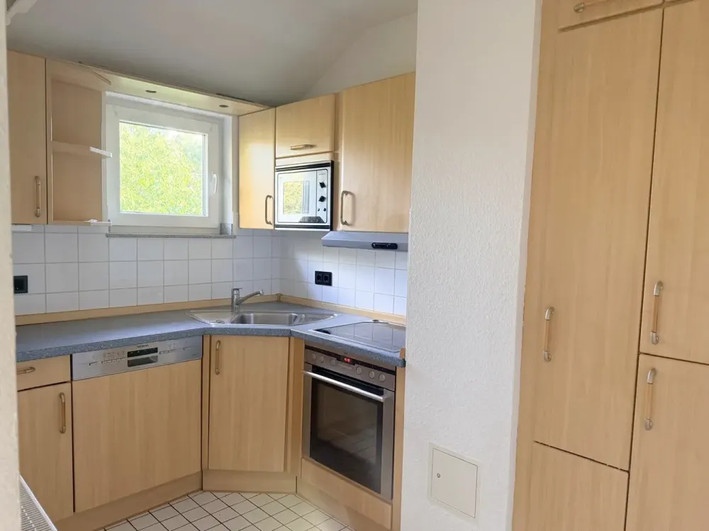Bright and Cozy 3-Room Apartment with Balcony and Fitted Kitchen in Hürth-Efferen