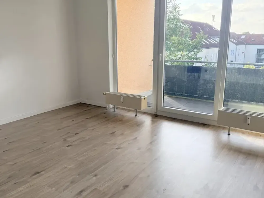 Bright and Cozy 3-Room Apartment with Balcony and Fitted Kitchen in Hürth-Efferen