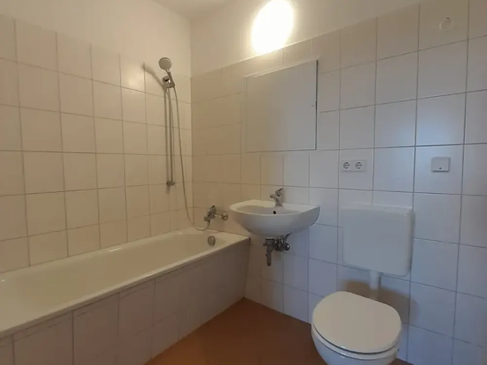 Beautiful bright 3-room apartment with balcony in a quiet location