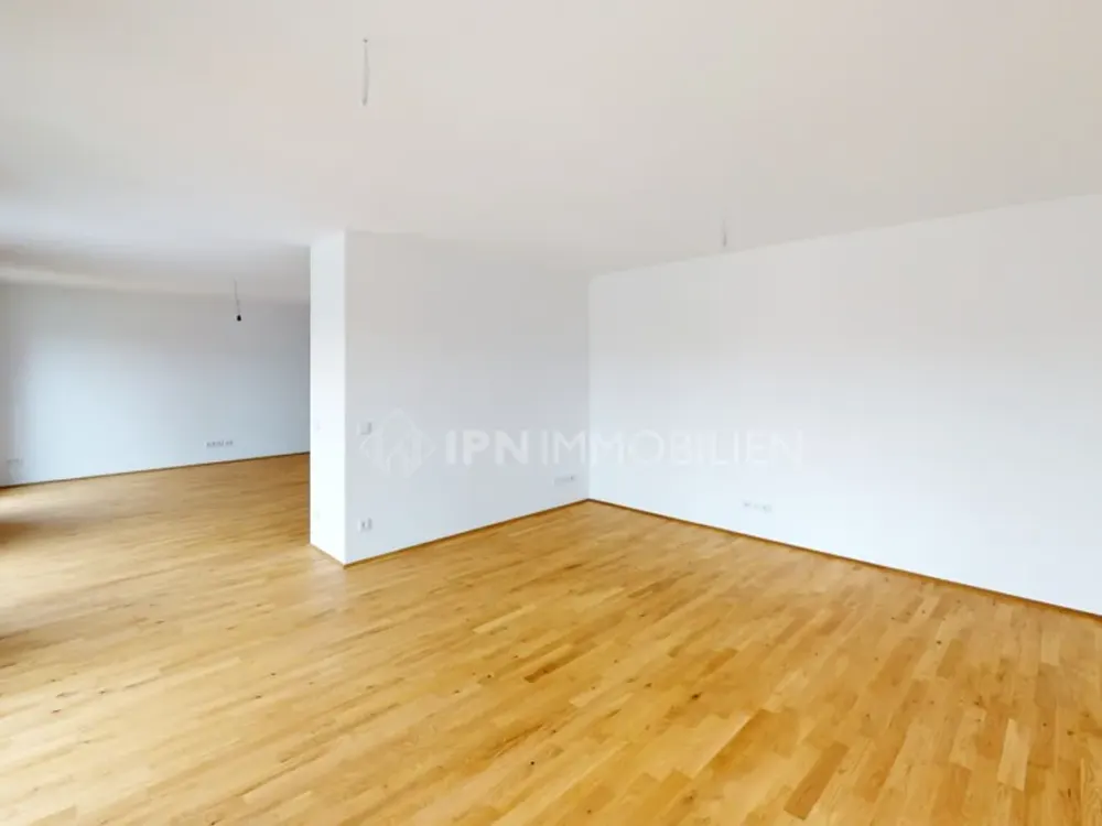Living in the City Center - Bright 3-Room Apartment with Parquet