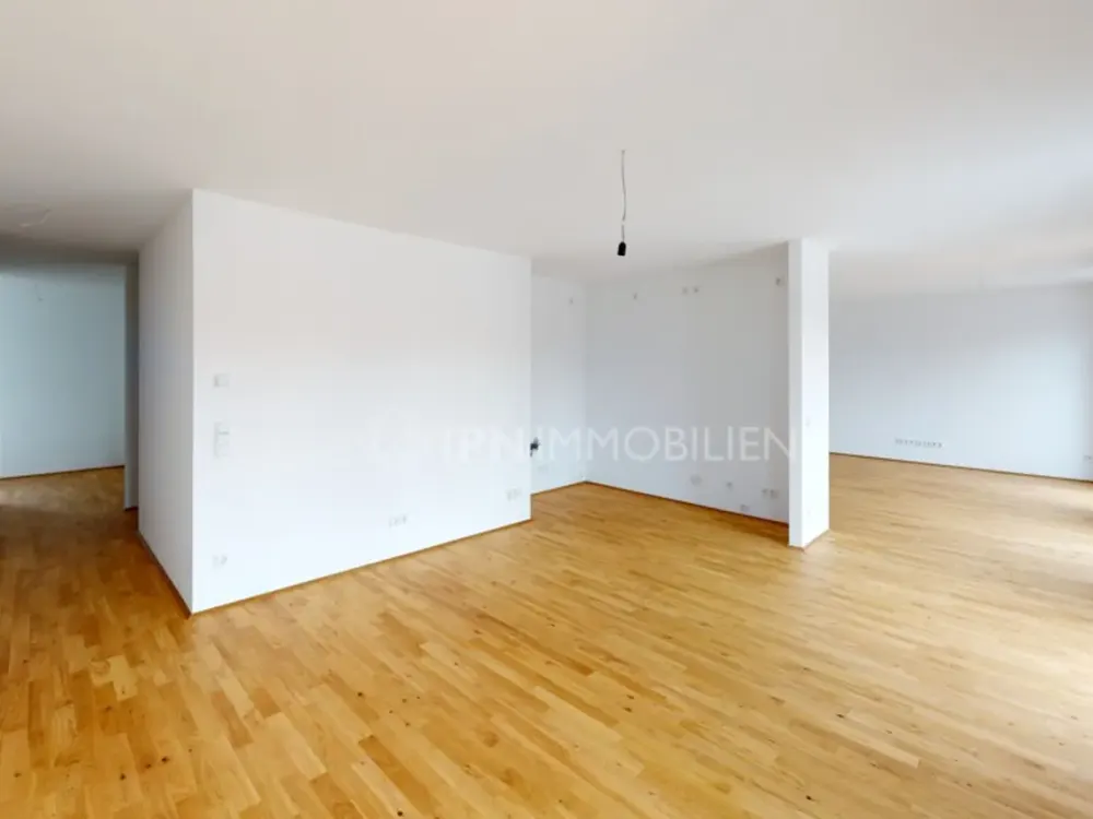 Living in the City Center - Bright 3-Room Apartment with Parquet