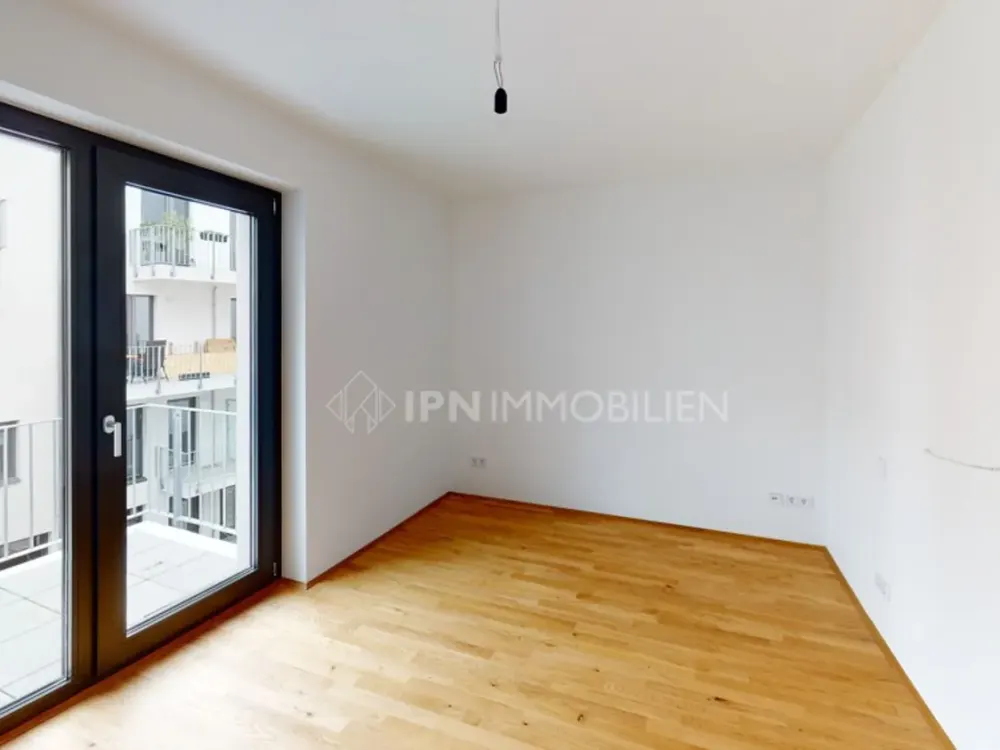 Living in the City Center - Bright 3-Room Apartment with Parquet