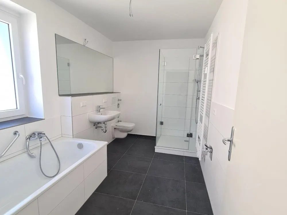 Altgbs./Kastanienpl., 1st floor, 3 rooms, 99 sqm, large balcony, central location