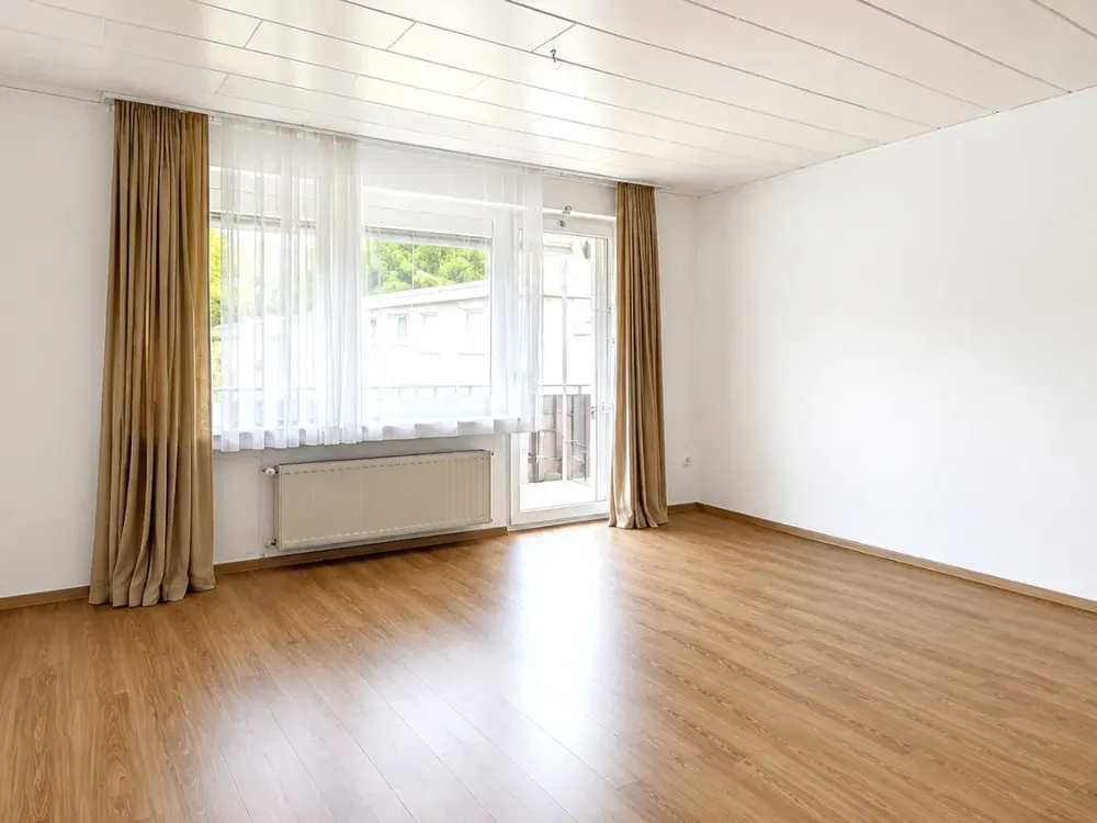 Completely Renovated 3-Room Apartment with Balcony, Awning, High-Quality Cork Flooring, Built-in Kitchen & Garage