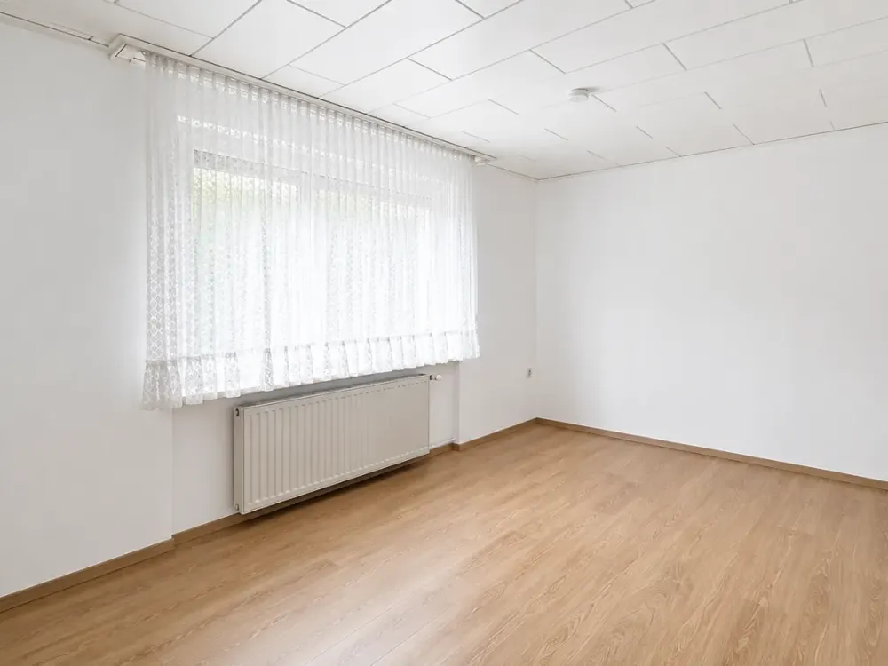 Completely Renovated 3-Room Apartment with Balcony, Awning, High-Quality Cork Flooring, Built-in Kitchen & Garage