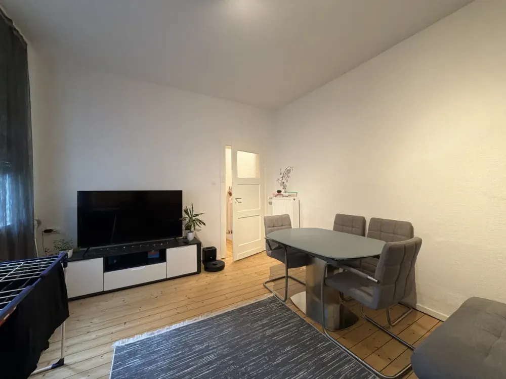 Beautiful Old Building 3-Room Apartment with Balcony