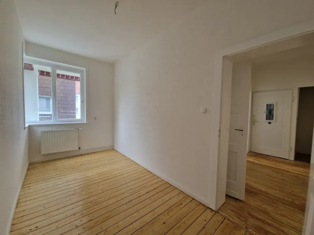 Beautiful Old Building 3-Room Apartment with Balcony
