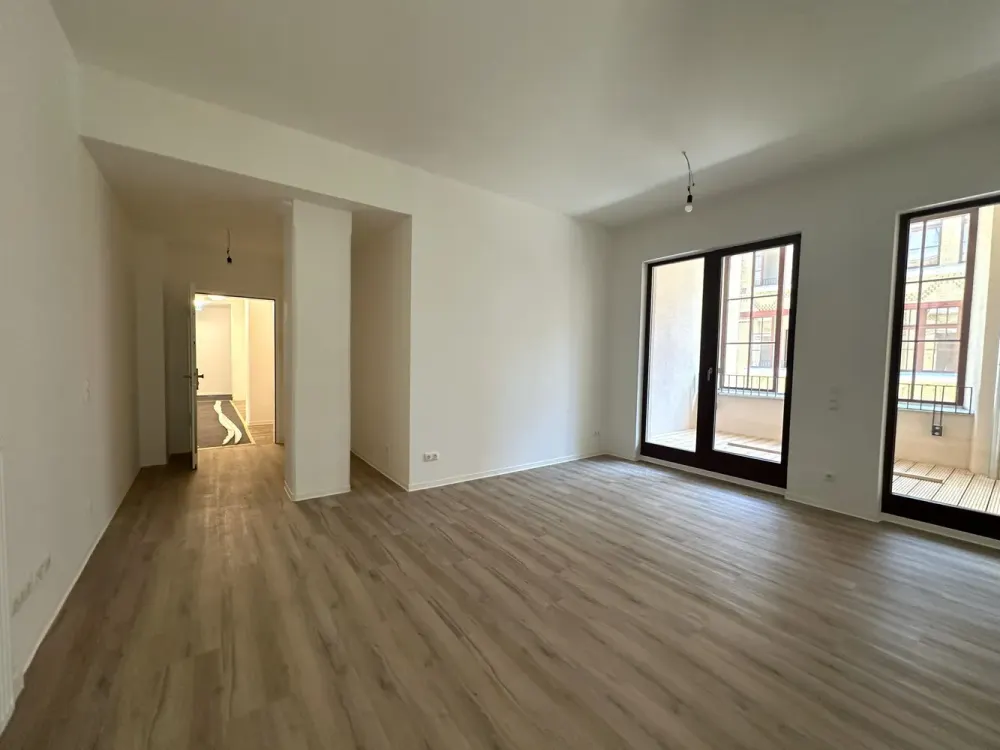 Central & Stylish, 3-Room Apartment with Loggia in Renovated Old Building | Optional with Fitted Kitchen