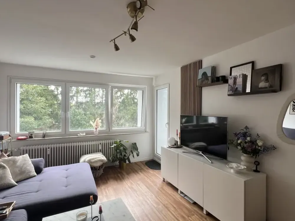 2-room apartment with covered balcony for sublet in very quiet street.