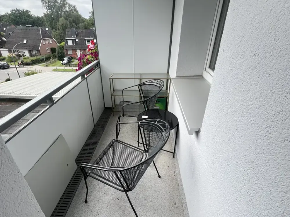 2-room apartment with covered balcony for sublet in very quiet street.