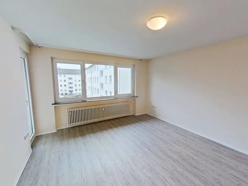 SPECIAL OFFER: Comfortable 3-Room Apartment with Covered BALCONY and Daylight Bathroom with Shower and ...