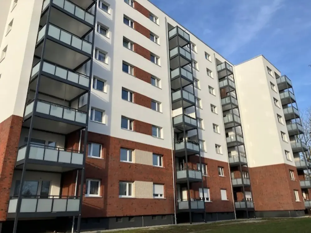 ++ Completely modernized in 2022 + 3 rooms + fitted kitchen + dining area + full bathroom + separate WC + balcony ++