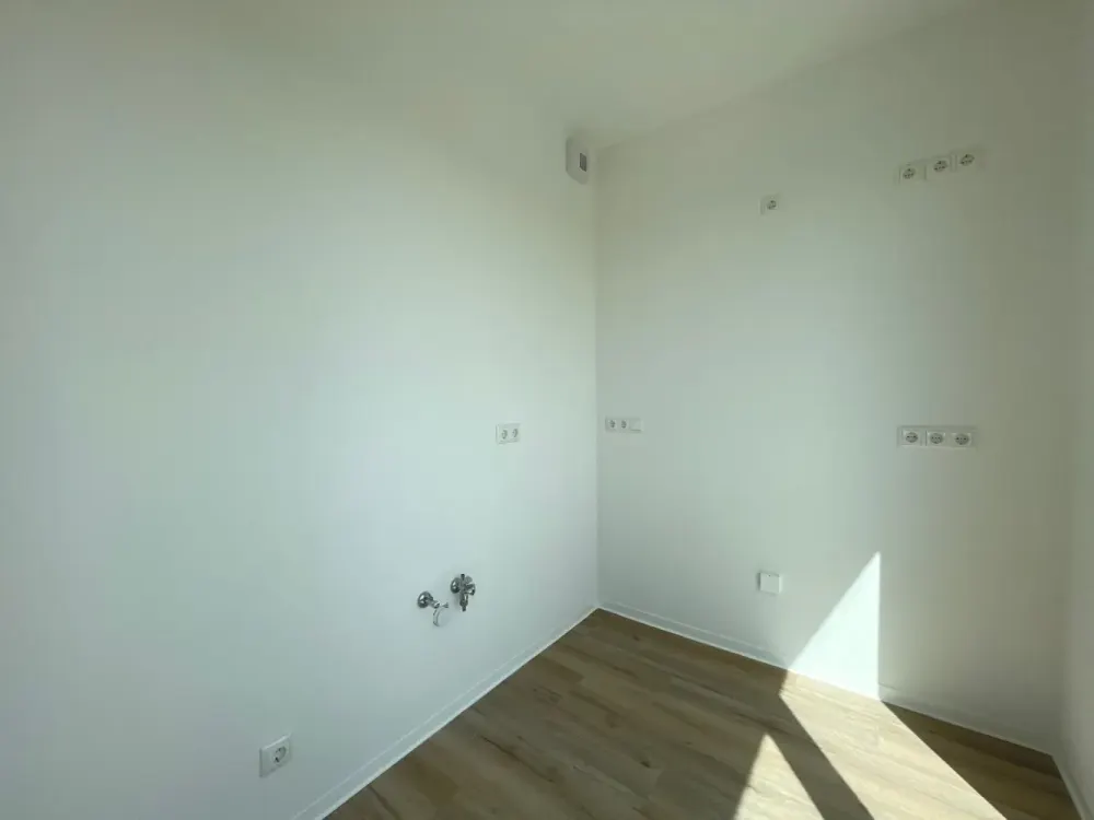 Spacious 2-Room New-Build Apartment with Large Roof Terrace in Zentrum-Ost | Optional with Fitted Kitchen
