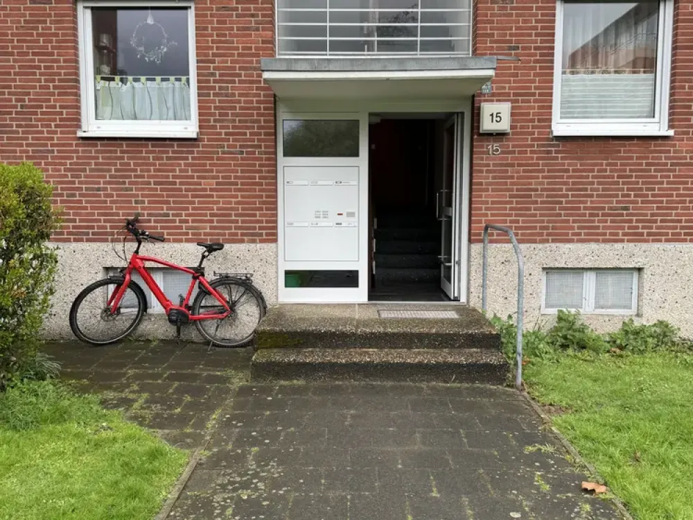 Beautiful 2-Room Apartment with Large Balcony + Built-in Kitchen + Bathtub