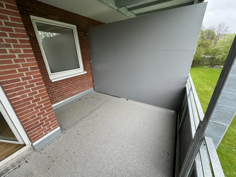 Beautiful 2-Room Apartment with Large Balcony + Built-in Kitchen + Bathtub