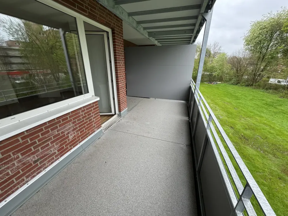 Beautiful 2-Room Apartment with Large Balcony + Built-in Kitchen + Bathtub