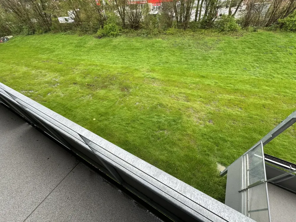 Beautiful 2-Room Apartment with Large Balcony + Built-in Kitchen + Bathtub