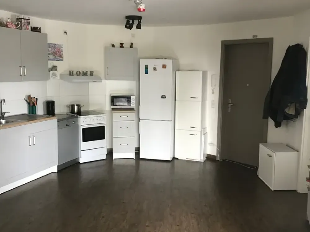 Bright 3-Room Apartment with Roof Terrace in Legefeld