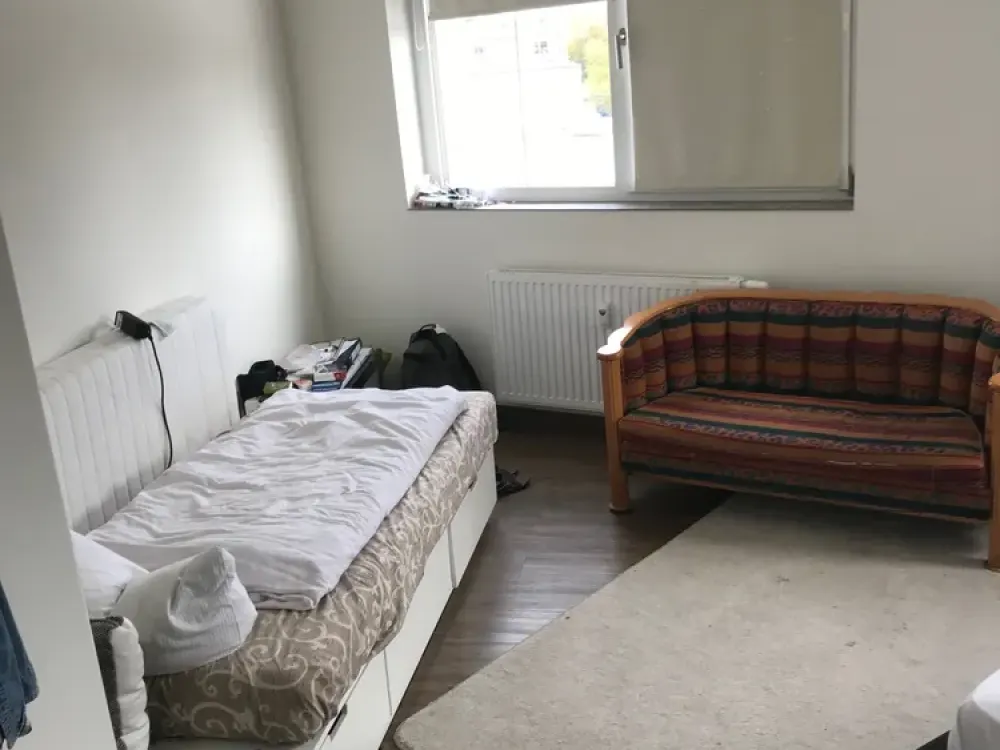 Bright 3-Room Apartment with Roof Terrace in Legefeld